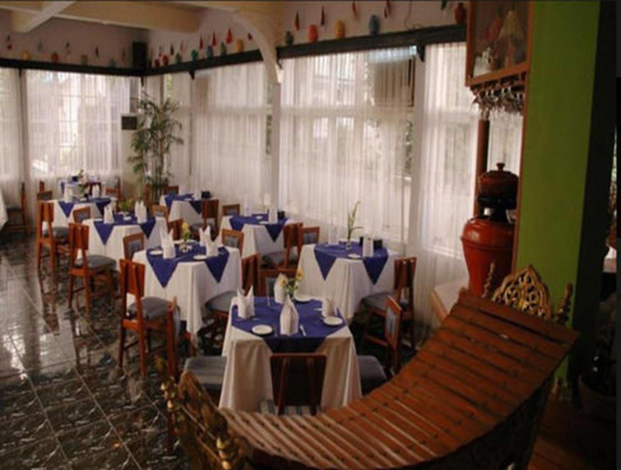 Emerald Land Hotel Mandalay Bagian luar foto